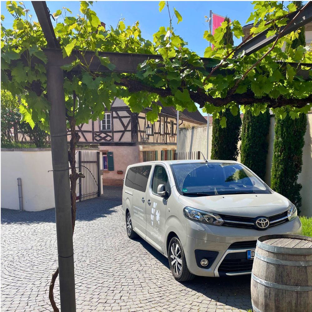 Das VinoShuttle des Alten Winzerhofs im historischen Innenhof in Weisenheim am Berg. Bei der VinoTour besuchen Firmen und Gruppen drei ausgewählte Weingüter und erleben die Pfälzer Weinkultur persönlich.