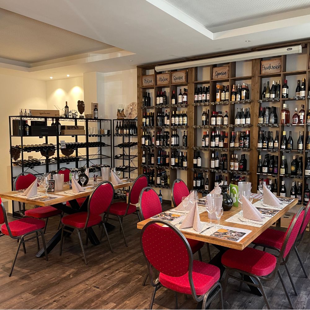 Für eine Weinprobe eingedeckte Tische in der Vinomeet Weinboutique