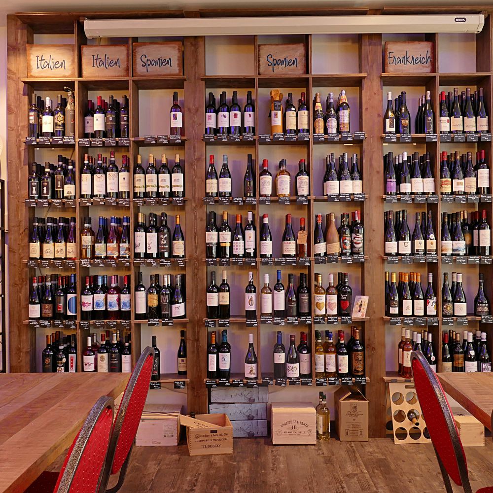 Weinregal mit Weinen aus Italien, Spanien und Frankreich in der Vinomeet Weinboutique Internationale Weinauswahl der Vinomeet Weinboutique