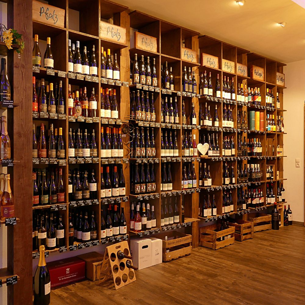 Pfälzer Weine in der Vinomeet Weinboutique Regal mit Pfälzer Weinen in der Vinomeet Weinboutique in Weisenheim am Berg