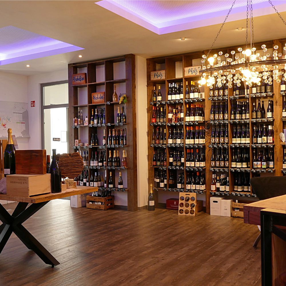 Innenansicht der Vinomeet Weinboutique Innenansicht der Vinomeet Weinboutique in Weisenheim am Berg mit Weinregalen und Sitzbereich